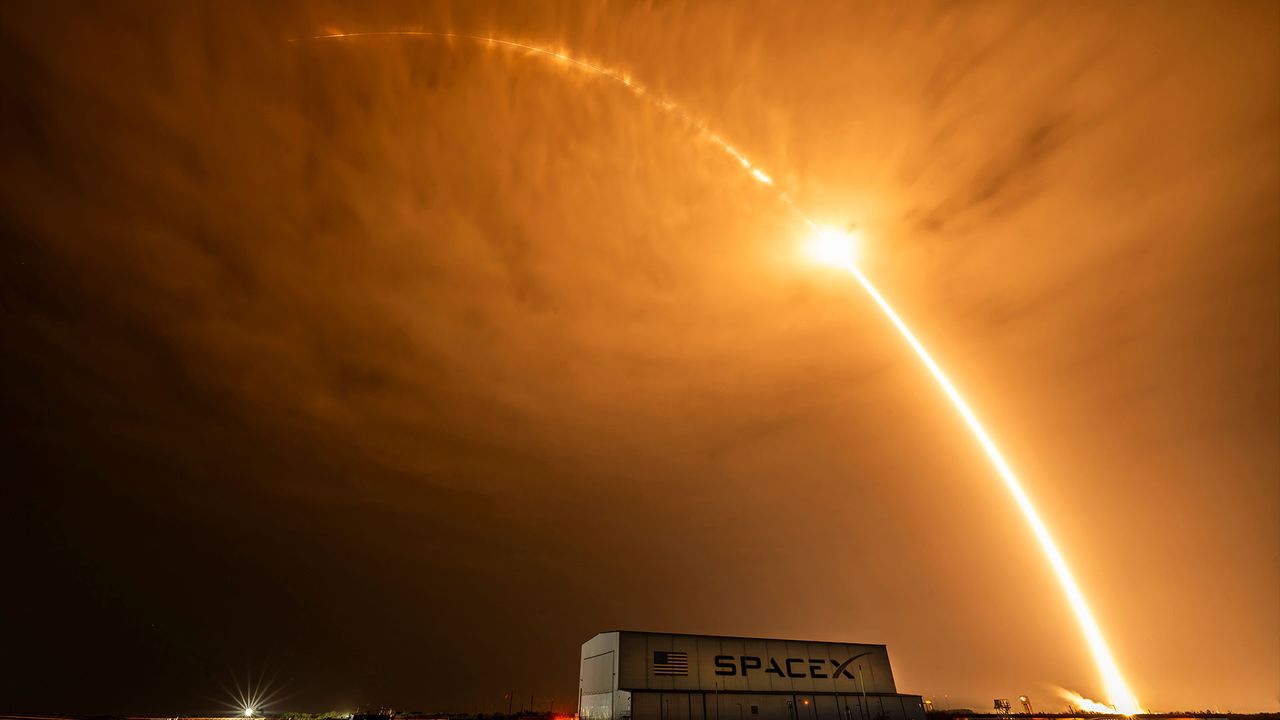SpaceX launches flight-proven rocket for 600th time, sending Starlink satellites to orbit (video)