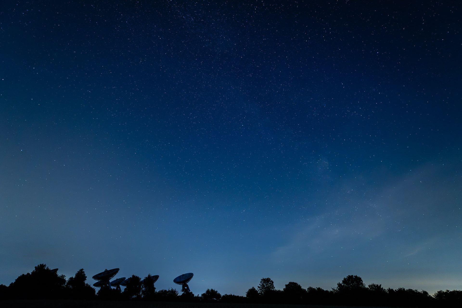 Photo of radio telescopes in front of the night sky taken with the Viltrox AF 16mm f/1.8 FE
